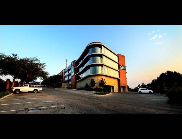 BUSINESS PROPERTY TO RENT IN WOODMEAD